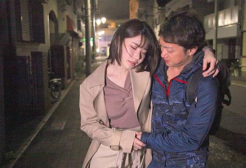 【NTR】「…ねぇ、えっちしよっか？」忘年会で飲みすぎた同じバイト先のパート人妻さんを介抱する為、僕の家に…。【深田えいみ】