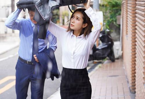 【NTR】「そこのホテルで雨宿りしよっか？」外回りにでかけてブラが透けて露出した女上司に我慢できなくなった部下。【小島みなみ】