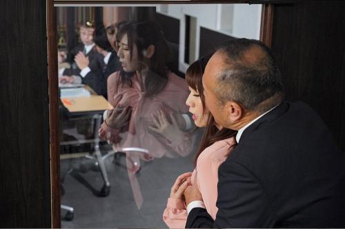 【NTR】「旦那が向こう側で見てるぞ？」借金返済の為に秘書として雇い入れてもらう事になった人妻。【安みなみ】