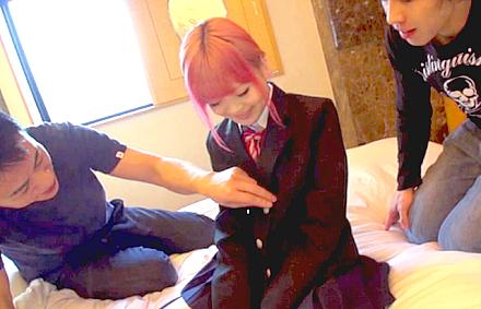 【素人援交】「…今、家出中だからパパ活してるよ。」貧乳パイパンのロリJKが中年親父とホテルで３Pハメ撮り！