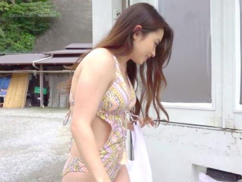 「水着をめくればピンク乳首！」海でナンパしたハーフ美女をバックから突きまくり！真っ白い巨乳がプルンプルン揺れる。【霧島レオナ】
