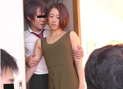 【NTR】「…あなた…助けて…。」自宅でパワハラ上司に無理矢理犯されたスレンダー妻！【竹内有紀】