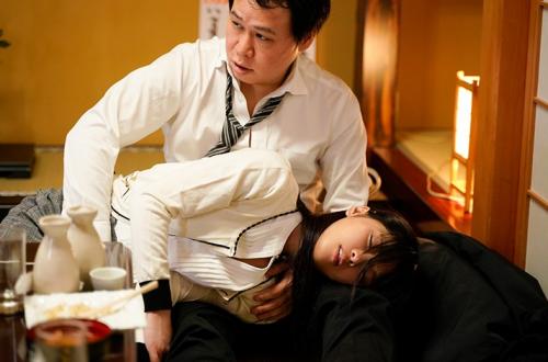 【NTR】「…もう飲めないのか…？」忘年会で下戸の妻が上司に無理やり飲まされてヤラれてしまった！【久留木玲】