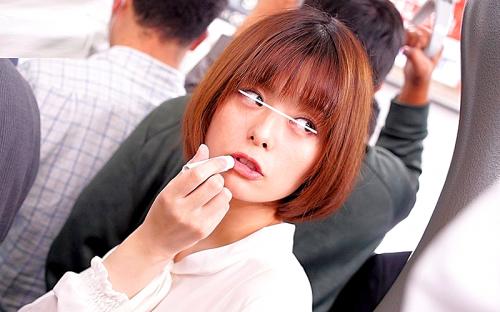 「まさか大人しそうな女性が逆痴漢！？」電車の中で恍惚の表情で勝手にチンポ挿入まで求められる！