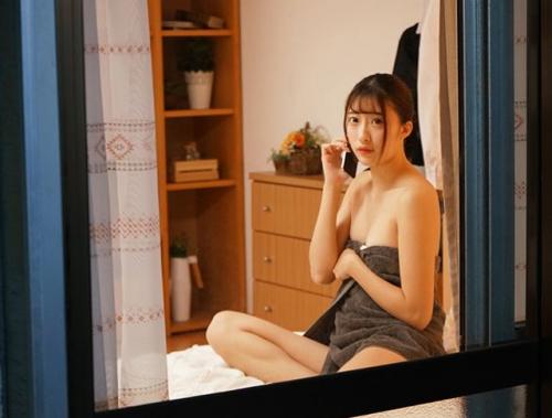 【痴女】隣のアパートに越してきた美脚お姉さんを覗き見していたら誘惑されてしまった…。【星宮一花】