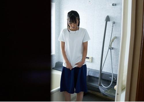 【姪っ子と叔父】「…シャンプーしてあげるよ。」怖くて逆らえない姪っ子の小さなワレメへの侵入するロリコンオヤジ。【市来まひろ】