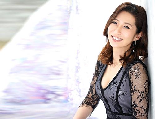 【熟女】酒癖が悪く酔うと男性のチンポを触ってしまうおちんぽ大好き人妻！【長嶋沙央梨】