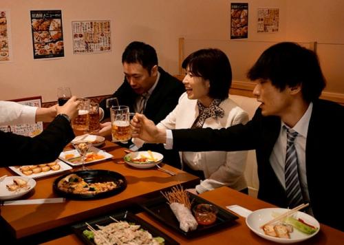 【NTR】「…憧れの会社の受付嬢がこんなにスケベだったなんて……」同僚達と飲み会の後に巨乳受付嬢と一線を越えてお泊り！【奥田咲】