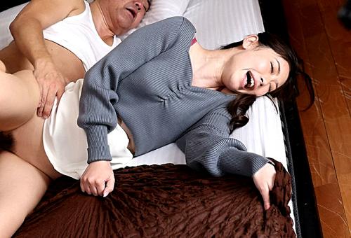 【熟女】「…お義父さん…中は許してぇぇ！」オナニーを見ていた同居する義父に犯される人妻！【小松杏】