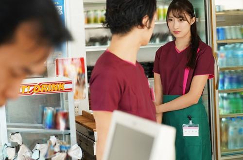 【人妻不倫】「1度だけなら…。」コンビニのバイト中に立ちバック！職場で一緒になった押しに弱いスレンダー人妻とゲス不倫！【星宮一花】