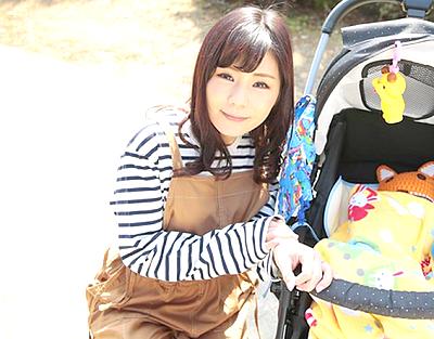 「素股だけなら不倫じゃないデスよね・・？」小さなお子さんを持つ若いママが旦那の目の前で浮気のNTRセックス！