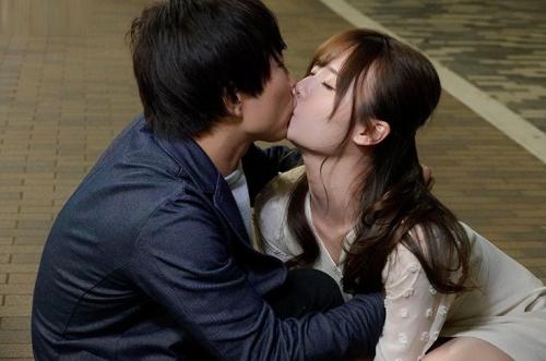 【同僚OL】会社の飲み会の帰りに酔っ払うとキス魔になっちゃう同期とエッチな関係に！【坂道みる】