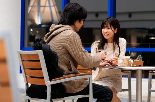 【素人宅訪問】「…え？本物ですか？」人気女優さんが童貞ファンの自宅に訪問して筆おろししてくれた！【桜空もも】