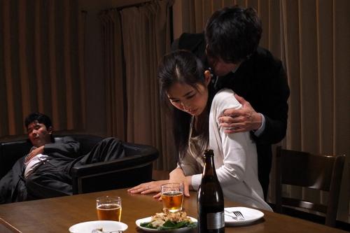 【NTR】「…夫を裏切ってしまった…。」付き合っていた元上司と再会し中出しセックスまでしてしまう不倫妻。【夏目彩春】