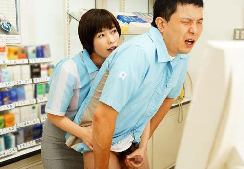 【人妻NTR】「…ここでエッチしようか…？」店長の奥さんはバイト先でお客が見てない隙にどこでもヤリたがる！【奥田咲】