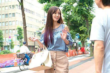 【人妻ナンパ】「…主人がいるんでダメです…。」といいながらなし崩し的に脱がせてパイパンマンコに中出しセックス！