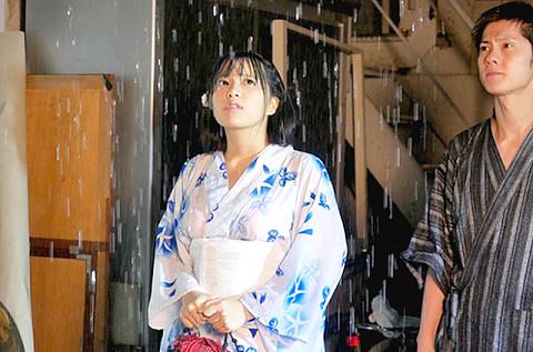 【NTR】「…降り出しちゃったね…。」花火大会の帰りに、片思いのクラスメイトが親友とホテルで雨宿りセックス！【根尾あかり】