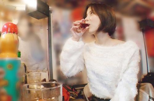 【泥酔】酒が入ると下半身ゆるゆるのヤリマン女に返信しちゃうスレンダー美女。【葵つかさ】
