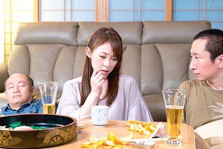 【義母】親父の新しい奥さんは年の近い美人だった！コタツの中でバレないようにオマンコいじりと中出しセックス！