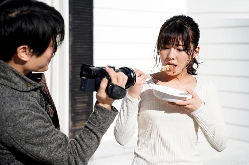 【NTR】BBQで酔い潰れた彼女が泥酔中にみんなに輪姦され撮影されていた…。【小泉ひなた】