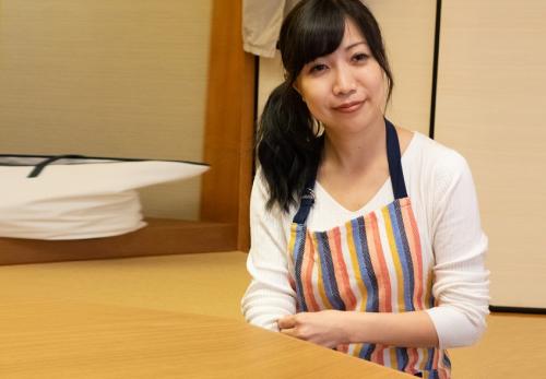 【熟女】45歳の民宿女将を夜這いで手を拘束して無理矢理犯すと欲求不満で意外な反応！
