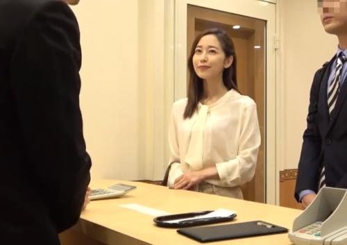 【盗撮】出張でよく利用するビジネスホテルで女子アナと相部屋になった2人を盗撮！