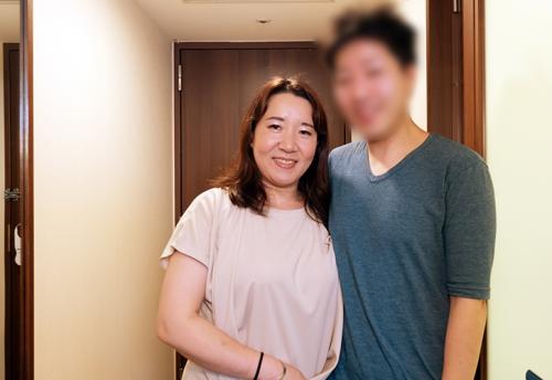 【熟女】「お母さんにそんな感情持っちゃダメよ…。」52歳の母親を女として見ている息子がホテルの一室で発情して近親中出しセックス！