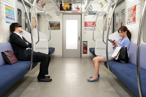 【痴女】「え！パンツ見えてないすか？」向かいの座席でパンチラしてくるホロ酔い美脚女の誘惑！