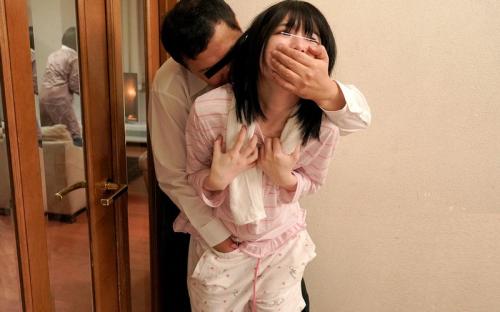 【ロリレイプ】「…パパ！…助けてぇぇ！！」上司が近くにいる状況で娘をイラマさせて犯す鬼畜部下！