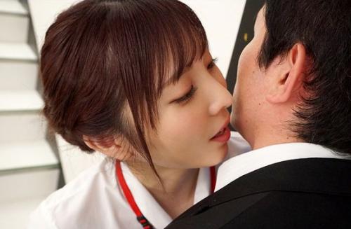 【痴女OL】「…オチンポ気持ちいいですか？」仕事に疲れた男を元気づけるオフィスで誘惑ヌキする淫語スレンダーOL！【月乃さくら】