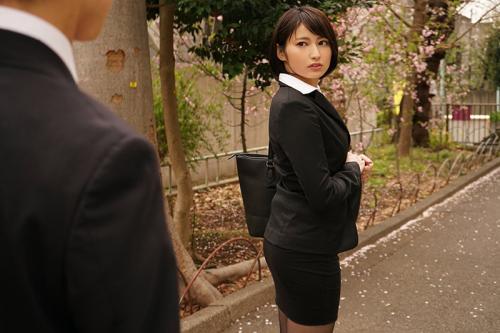 【出張相部屋NTR】「…部屋が空いてないみたいです…。」憧れの女上司と出張先の相部屋に泊まることになった。【本田瞳】
