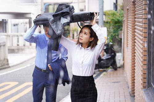 【ゲリラ豪雨】「…降り出してきたね…ちょっと雨宿りしよましょうか？」外回り営業で濡れた服を乾かすのに女上司とホテルへ。【小島みなみ】
