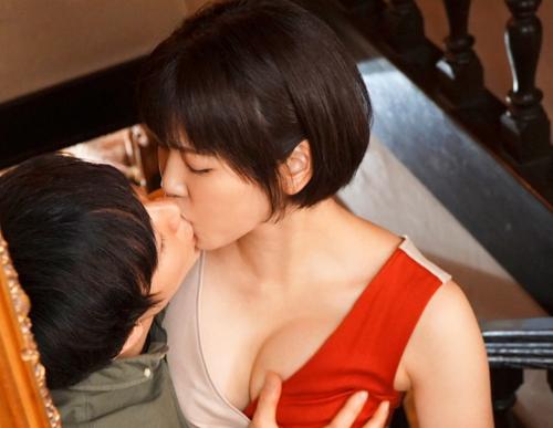 【汗だくセックス】「…あ…だめ…またイッちゃうぅぅ！」股間を広げて愛撫されるとびしょ濡れ！【児玉れな】