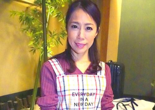 【熟女】52歳の熟女女将に夜這い！最初は嫌がっていたけれど徐々に感じてきてだいしゅきホールド中出しセックス！