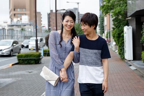 【義母】サプライズで卒業式に訪れた義母に流れから欲情して中出ししまった。【北条麻妃】