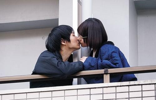 【幼なじみ】「ゲームで負けたらオッパイ見せて…？」両親が旅行にでかけたあいだ二人は一線を越えた。【初愛ねんね】