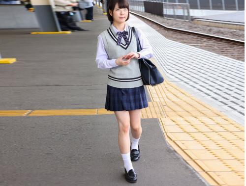 【痴漢レイプ】敏感に反応してしまう低身長ボディのロリJK！