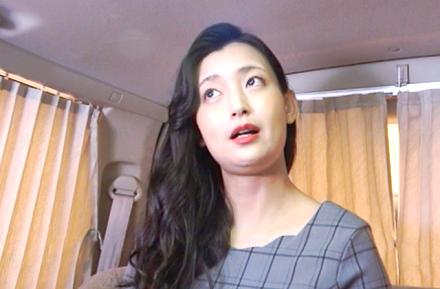 【人妻ナンパ】「…生はダメ…。」といいながら中出しまでしちゃう色白で魅力的なデカ尻の38歳人妻とハメ撮りセックス！