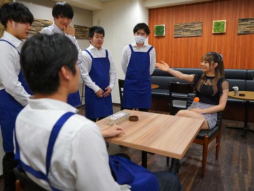 【素人男性】「昔ここでバイトしてたんです…。」JD時代にバイトしてたお店で凄テクお礼参り！素人男性にフェラ抜き手コキ！【河南実里】