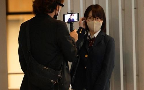 【素人ナンパ】 SNSで見つけたカメラマンに写真を撮られたいという巨乳制服めがね美女！