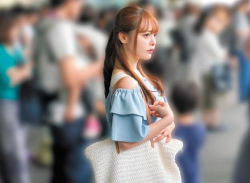 【痴漢】「…ダメ…声が出ない…」満員電車で痴漢されて潮吹き！その後を尾行されてバイト先のトイレでレイプ！【小倉由菜】