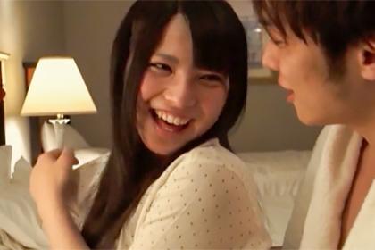今夜は笑顔がキュートなかわいい彼女とウキウキラブラブなおやすみ前のいちゃいちゃエッチ！