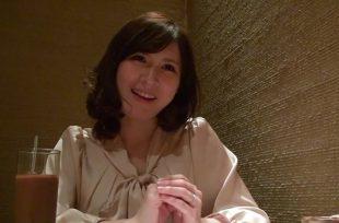 熟女 小泉杏里(29)色白すぎる巨乳の人妻が結婚3年目に黒の勝負下着で浮気ハメ♡ひさしぶりの快感SEXに腰の動きを止められない！