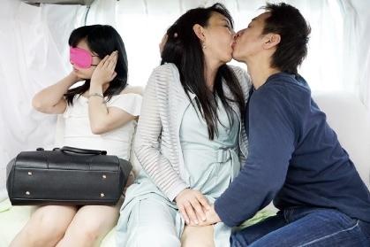 永井みひな 母子ナンパ娘の隣でセックスレスの母親が責められてホテルで親子丼3Pセックス