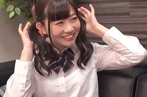 清楚なフリして彼氏が3人もいるエッチな女子校生がナンパされたおっさんと初めての中出しセックス！