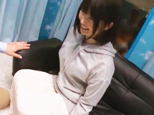 ＜MM号＞無毛のロリ彼女が「潮吹き我慢できたら謝礼金Get」に参戦して失敗！ゴム無し膣内射精された件ｗ＜素人NTR動画＞