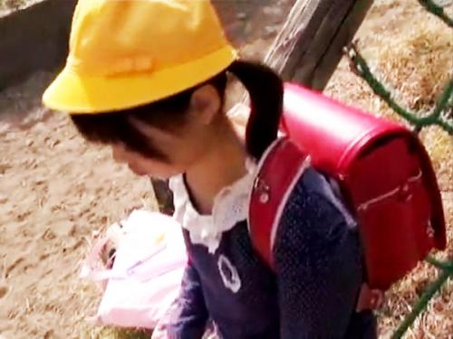 ＜小学生＞※再生は自己責任で※あの性犯罪者の女児ハメ撮り動画を公開！つるつるワレメな幼いロリっ子の膣奥へ中出し＜レイプ＞