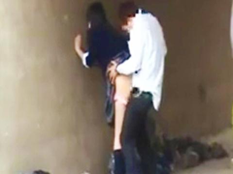 ＜素人盗撮＞ヤリたい盛りの男子生徒がタレントみたいな美少女と青姦乱交！現役女子校生のセックスが録画される＜ロリっ子JK＞