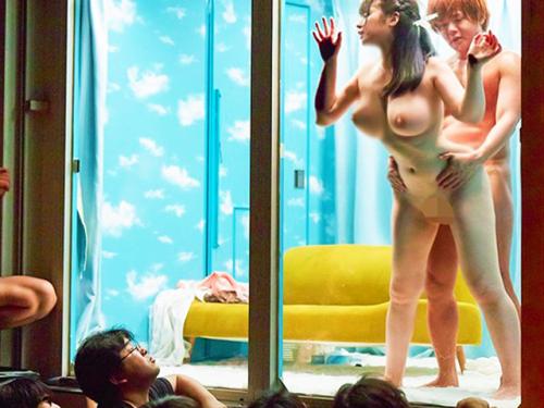 ＜逆転マジックミラー号＞美爆乳なロリ美少女！元クラスメイトらが外から視姦…たっぷり膣内射精されるエロ娘＜素人ナンパ映像＞