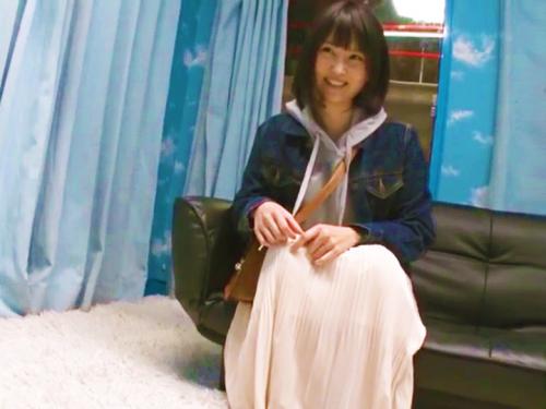 ＜マジックミラー号＞無毛ロリ彼女が「プロの手マンで潮吹きしなければ10万円」に参戦！膣内射精されたｗ＜素人NTRナンパ＞